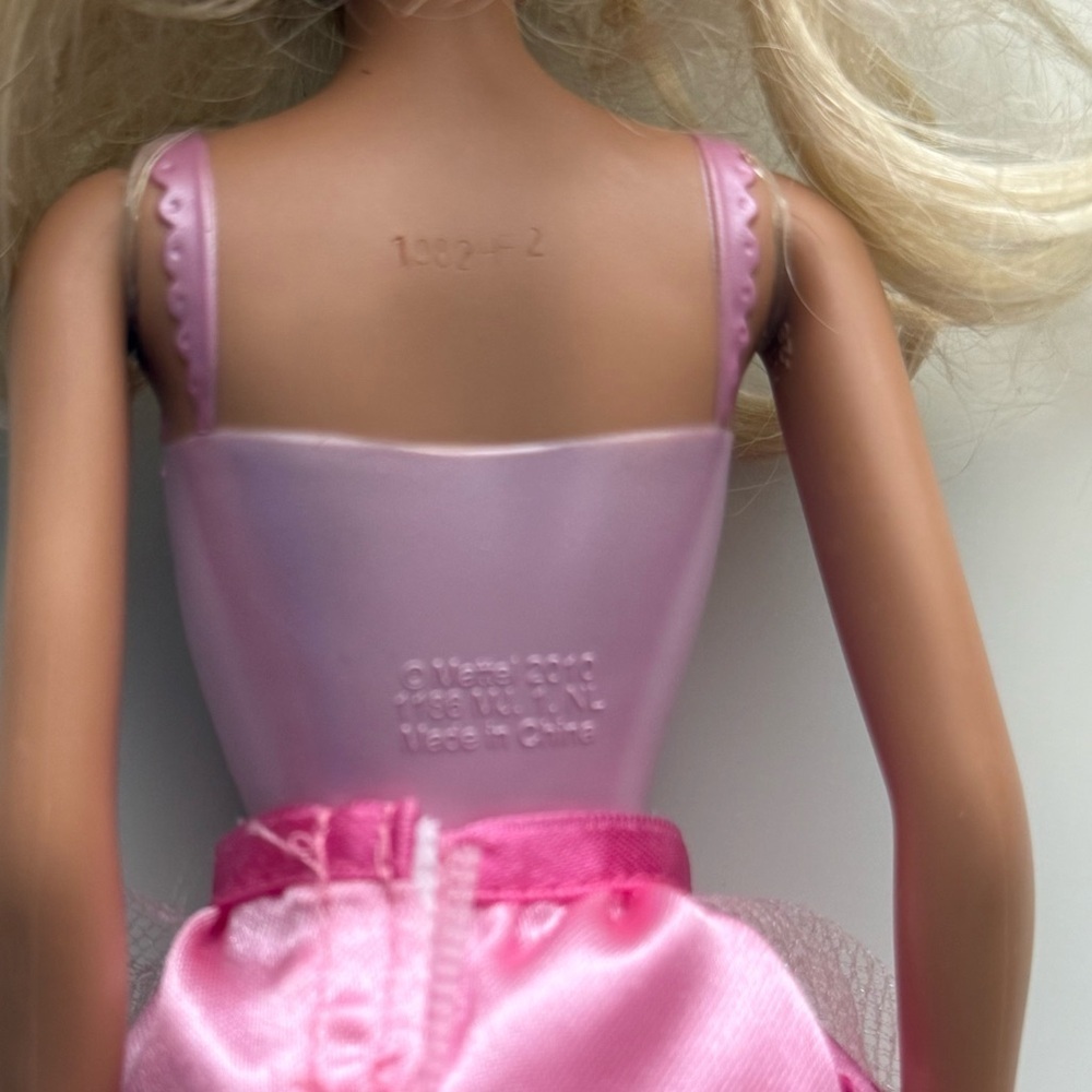 Mattel 2011 Barbie Princess Fairytale Magic Doll - Picture 4 of 7